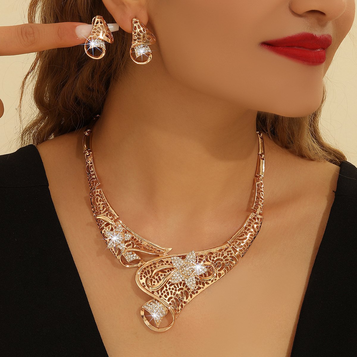 Gold-Plated Rhinestone-Inlaid Hollow-Out Earring & Necklace Jewelry Set – Fashion Flower Women's Accessories