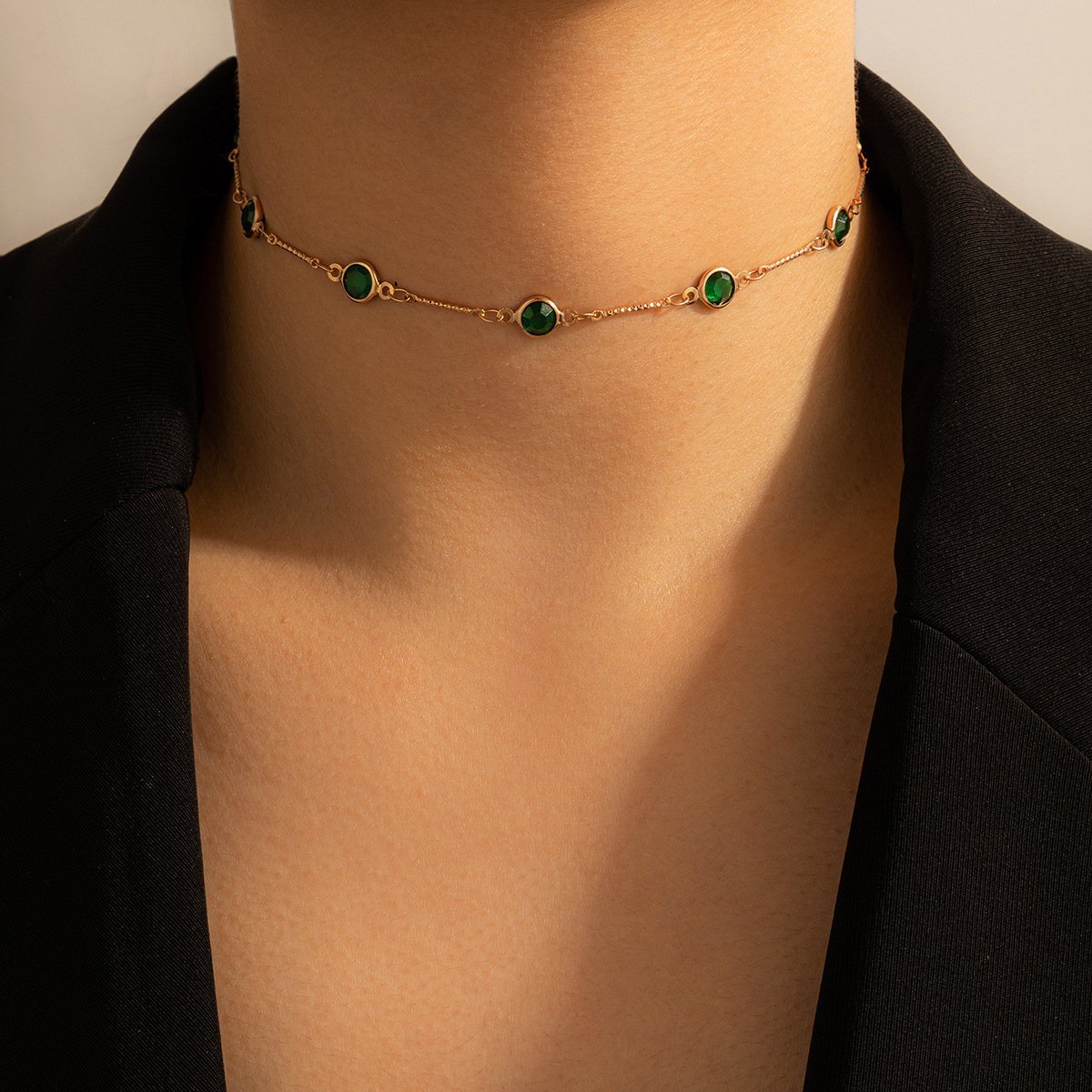 Green Zircon Niche Necklace, Unique Vintage Diamond-Inlaid Short Collarbone Chain – Fashionable Women's Jewelry