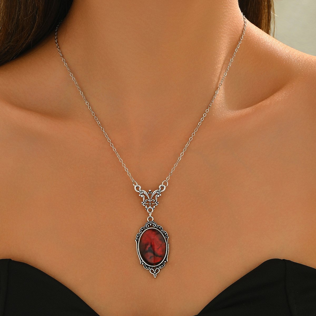 Vintage Style Women's Necklace – Gemstone and Crystal Inlaid Collarbone Chain, Fashionable Unique Accessory