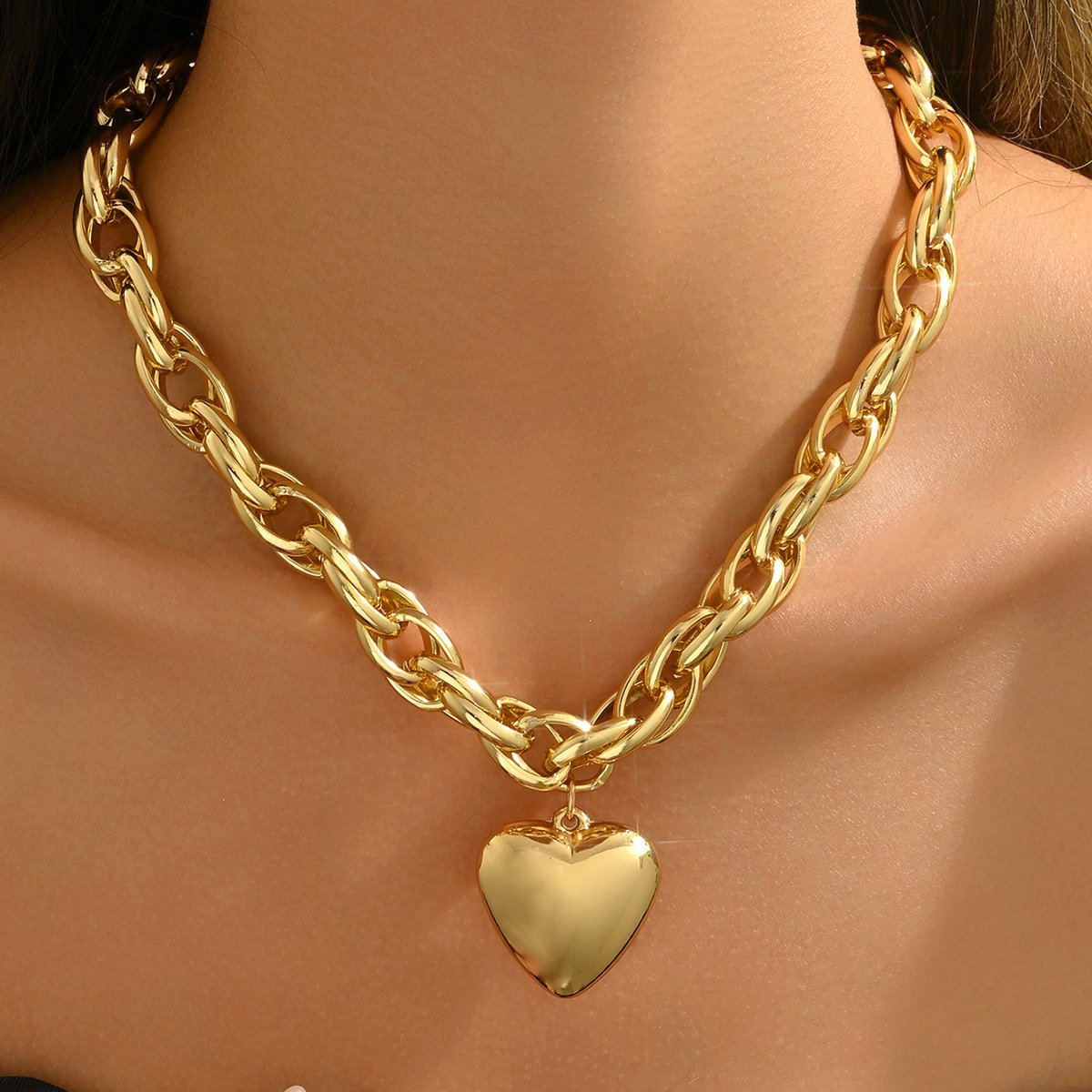 Heart Pendant Women's Necklace – Versatile Premium Collarbone Chain, Gold-Plated Fashion Jewelry