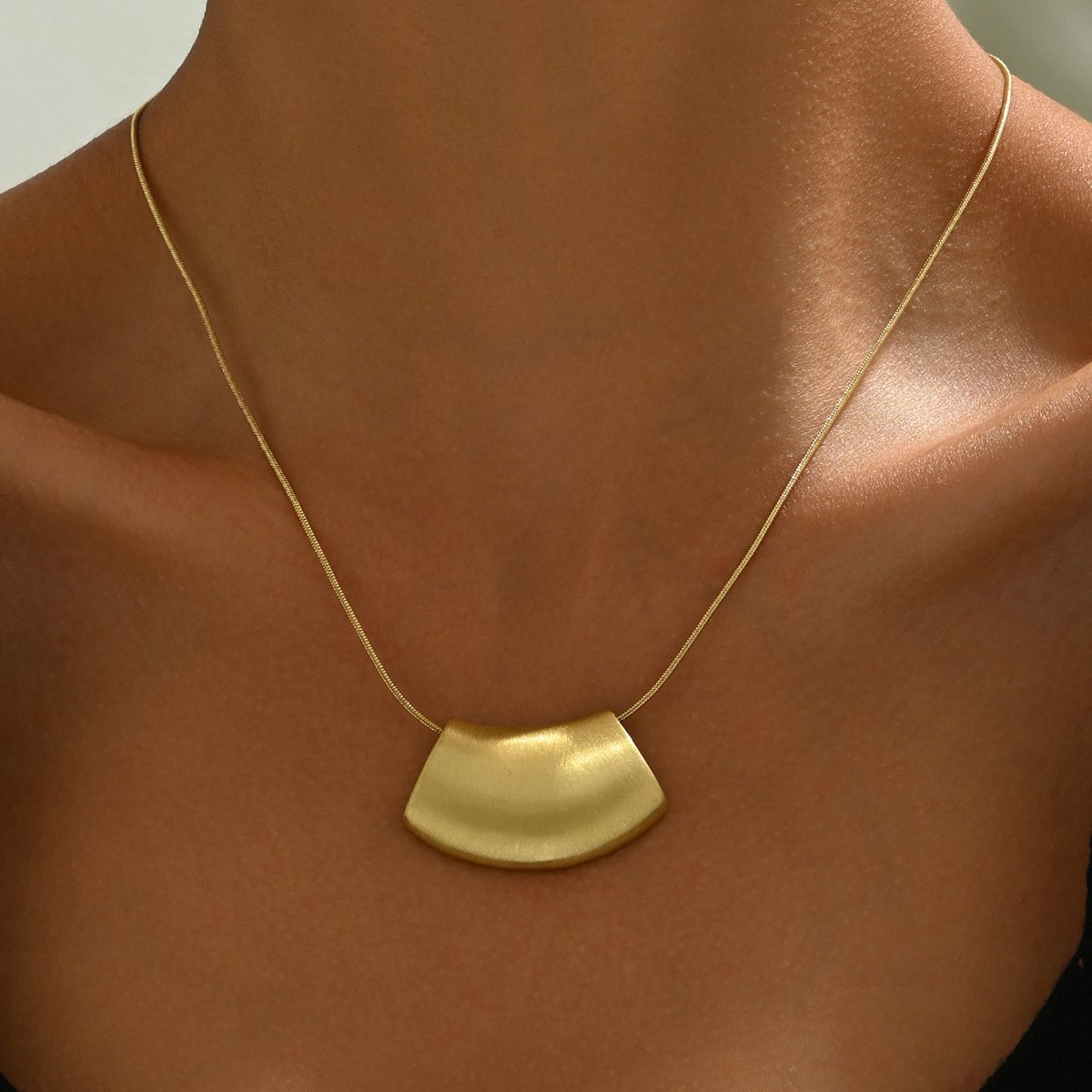Minimalist Sweet Women's Necklace – Unique Curved Matte Collarbone Chain, Fashionable Premium Jewelry