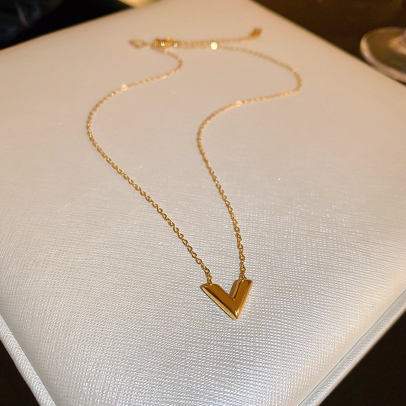 18K Gold-Plated V-Shaped Pendant Necklace – A Stylish Essential for Women