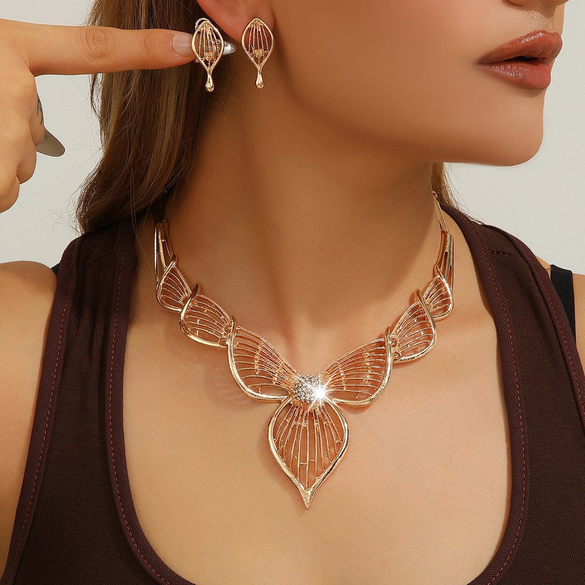 Hot-Selling Gold-Plated Leaf Hollow-Out Necklace & Earring Set – Fashionable & Versatile